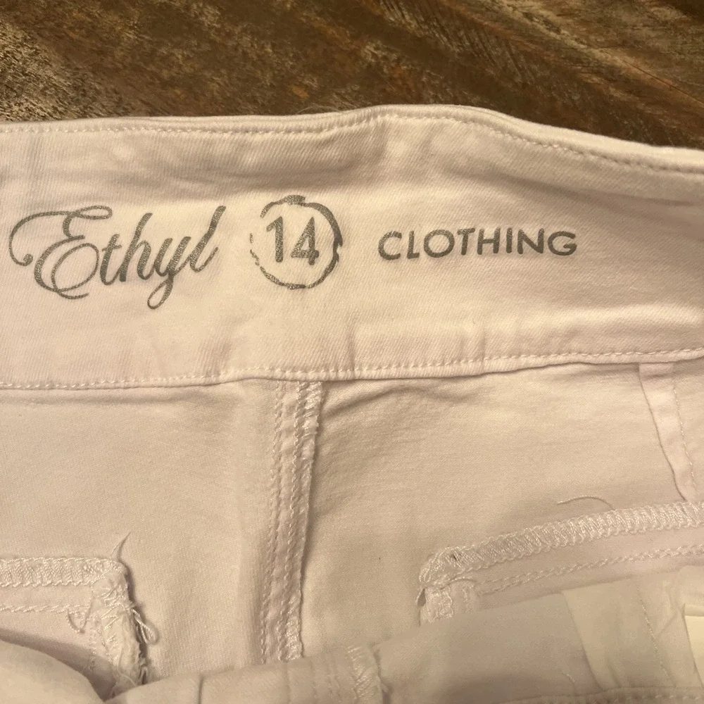 Ethyl Shorts sz 4 White Bermuda Stretch Inseam 11.5" New NWT - Picture 6 of 10